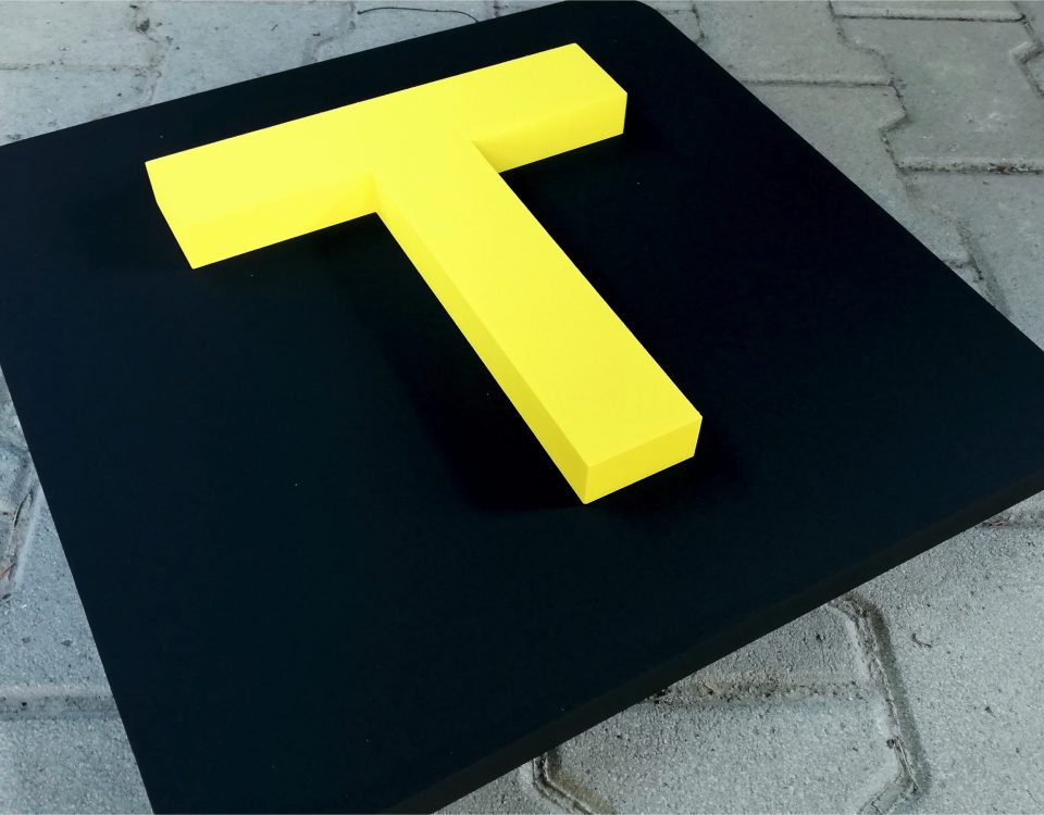 3D symbol T s podkladom 3Dpismena.sk